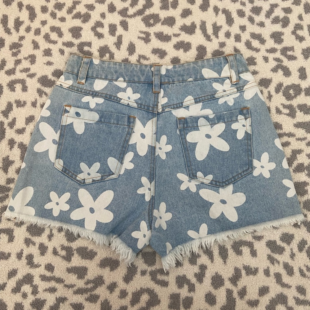 SADIE & SAGE DAISY FLOWER DENIM SHORTS SIZE SMALL - Picture 3 of 6